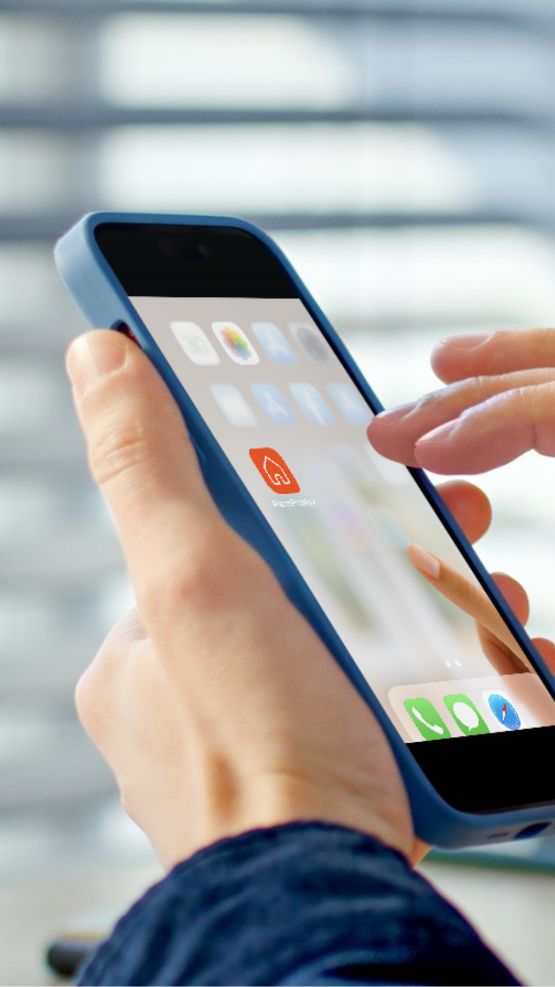 Main tenant un smartphone affichant l'application AlarmProMax.